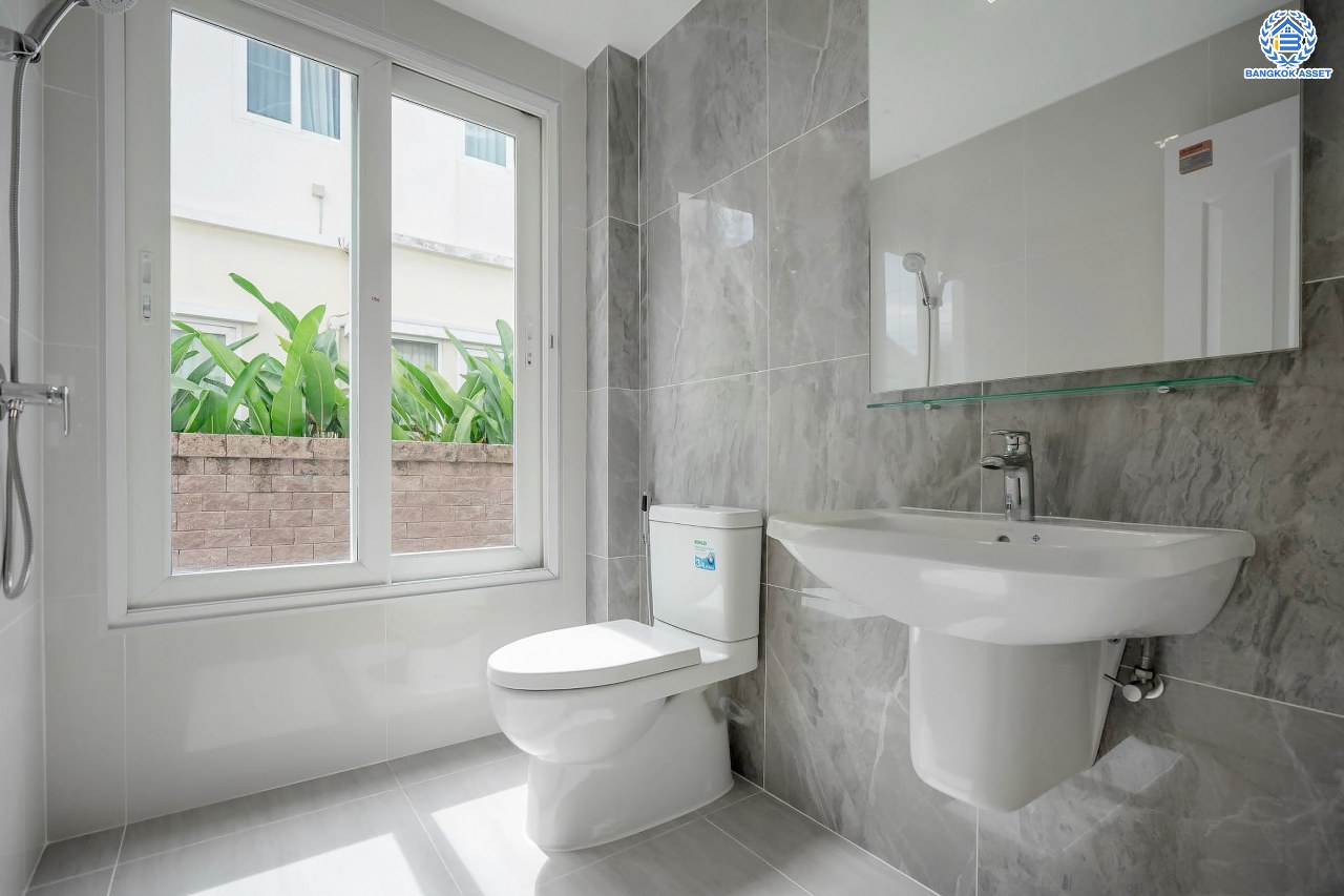 บ้านมือสองตกแต่งใหม่ ม.คาซ่าวิลล์ ราชพฤกษ์-รัตนาธิเบศร์1 แบรนด์ Q.House ต่อเติมครบพร้อมเข้าอยู่ เนื้อที่ 86 ตร.ว. ฟังก์ชันจัดเต็ม 3 ห้องนอน 3 ห้องน้ำ 1 ห้องอเนกประสงค์ 1 ห้องแม่บ้าน จอดรถได้ 2 คัน บนทำเลศักยภาพ ติดถนนราชพฤกษ์ และเพียง 10 นาทีถึงรถไฟฟ้า "สถานีบางรักน้อยท่าอิฐ"